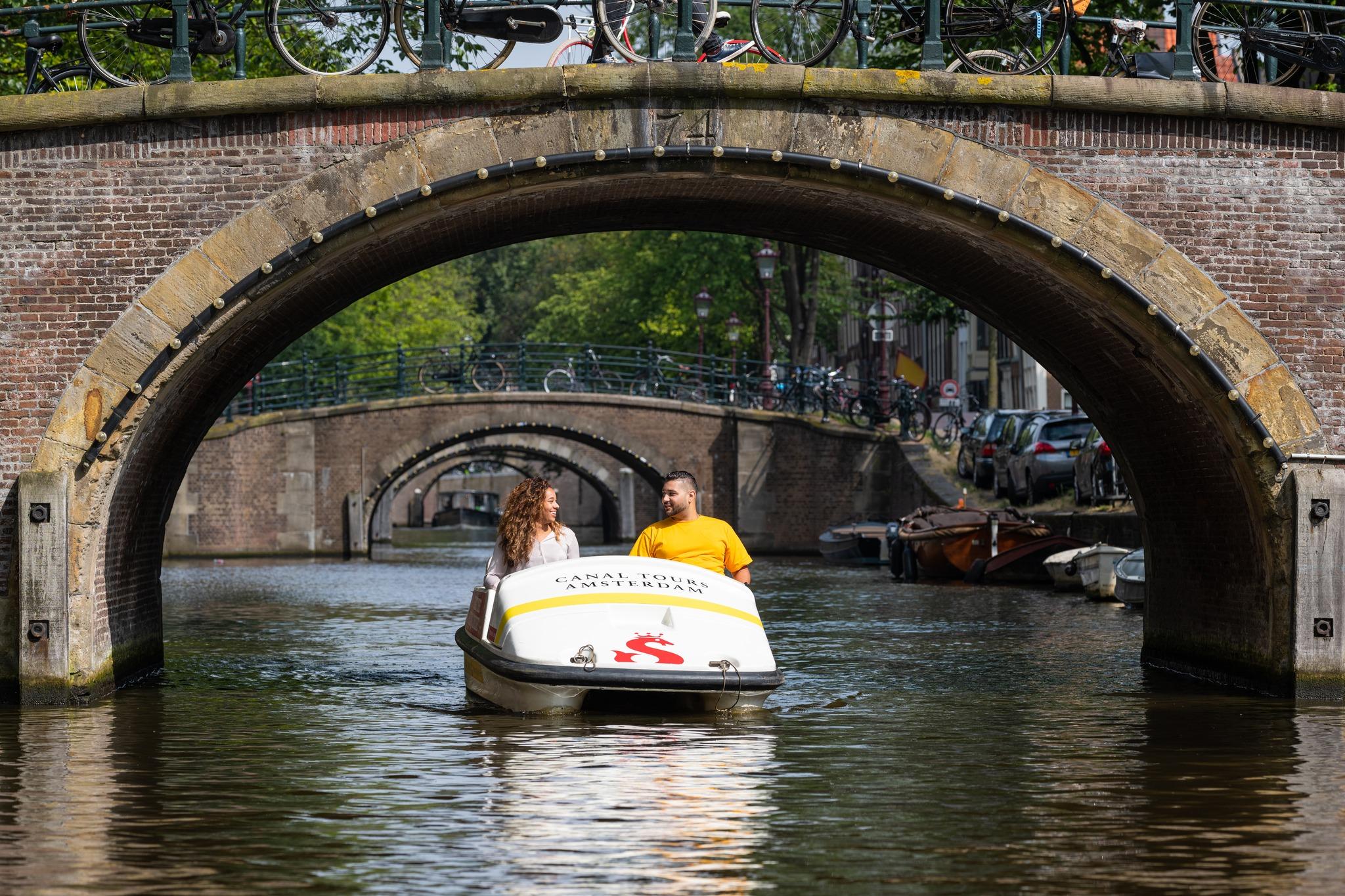 Huur een waterfiets door de grachten van Amsterdam (60 min)